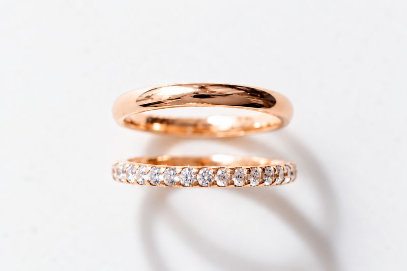 alliance en or rose lisse et alliance en or rose sertie de diamants